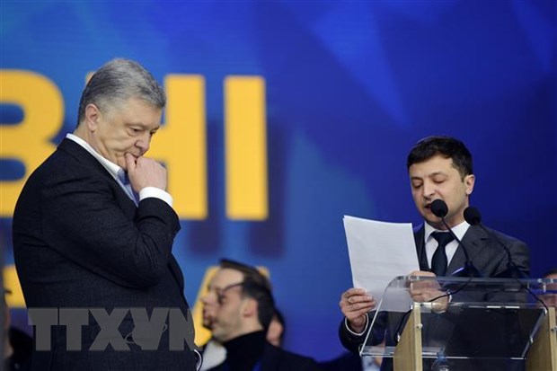 Tổng thống Ukraine đương nhiệm Petro Poroshenko (trái) và ứng viên dẫn đầu tại vòng một Volodymyr Zelensky trong buổi tranh luận trực tiếp tại Kiev ngày 19/4. (Nguồn: AFP/TTXVN)