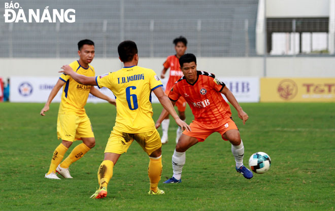 Sau trận thua 0-2 trước Sông Lam Nghệ An (áo vàng), SHB Đà Nẵng vẫn giẫm chân ở nhóm cuối bảng sau vòng đấu thứ 6 V-League 2019. Ảnh: ANH VŨ