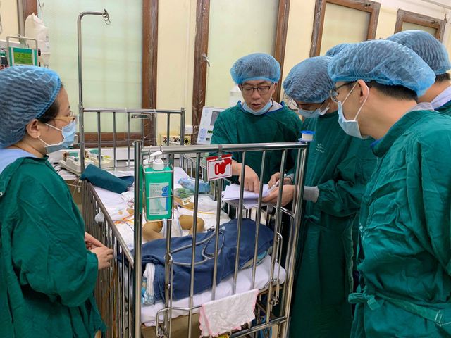 GS Chin - su Liu cùng các y bác sĩ theo dõi các chỉ số của bệnh nhân.