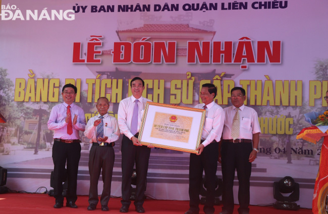 Vice Chairman Chinh (3rd right) presenting the recognition certificate to a representative from the Lien Chieu District authorities 