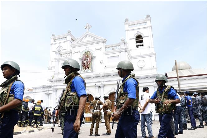 Lực lượng an ninh gác bên ngoài một nhà thờ ở Colombo, Sri Lanka, sau loạt vụ nổ ngày 21/4/2019. Ảnh: THX/ TTXVN