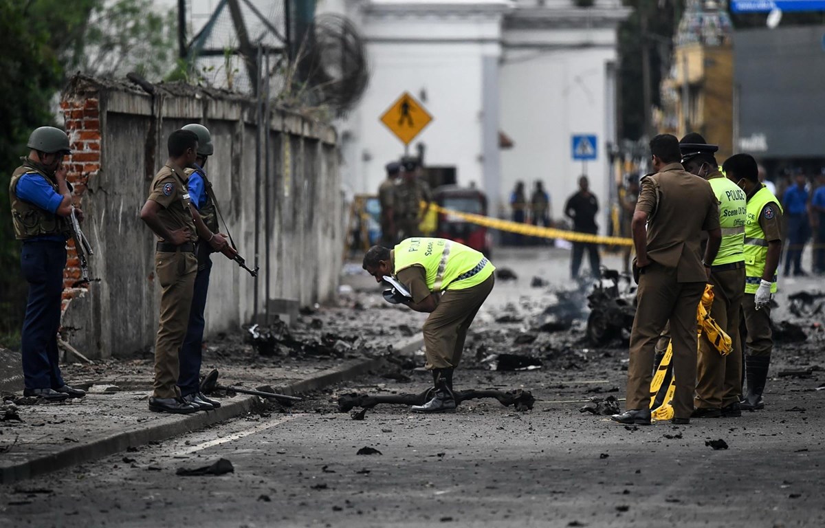 Lực lượng an ninh Sri Lanka điều tra tại hiện trường vụ nổ xe tải bên ngoài nhà thờ St. Anthony ở thủ đô Colombo ngày 22-4. (Ảnh: AFP/TTXVN)