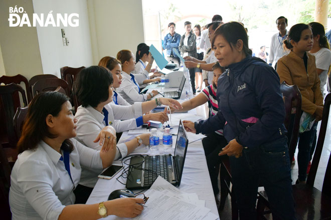 Người lao động huyện Hòa Vang tìm kiếm cơ hội việc làm tại Ngày hội việc làm 2019.