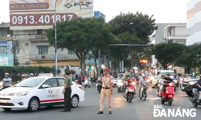Cảnh sát giao thông - trật tự và đoàn viên thanh niên Công an quận Hải Châu tham gia điều tiết giao thông tại chốt Nguyễn Văn Linh - Hoàng Diệu - Triệu Nữ Vương - Ông Ích Khiêm vào giờ cao điểm.