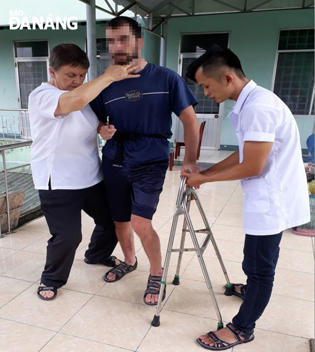 Physiotherapists are providing rehabilitation treatment for a foreign patient at the Da Nang Traditional Medicine Hospital