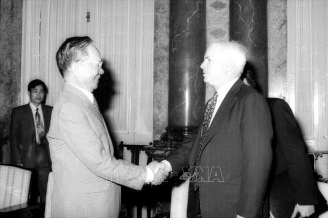 Chủ tịch nước Lê Đức Anh tiếp nghị sĩ John McCain, thành viên cấp cao Đảng Cộng hòa (Mỹ), ngày 11-4-1995, tại Hà Nội. Ảnh: Kim Hùng/TTXVN