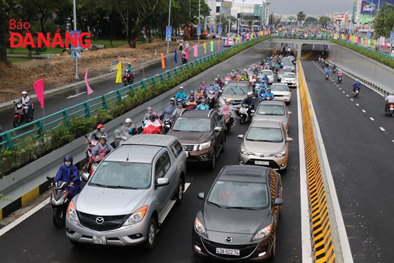 Vehicles travelling through the Dien Bien Phu-Nguyen Tri Phuong tunnel