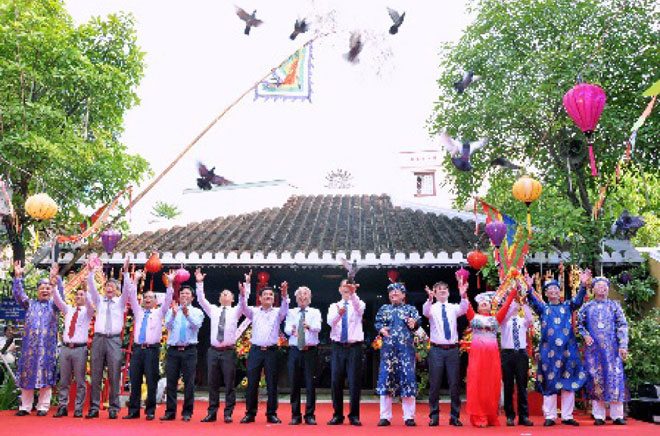Hoạt động thả chim bồ câu tại Lễ hội đình làng Hải Châu.