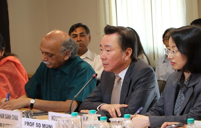 Vietnamese Ambassador to India Pham Sanh Chau (C) speaks at the seminar (Source: VNA)