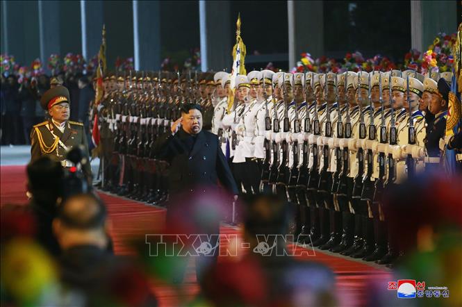 Chủ tịch Triều Tiên Kim Jong-un (giữa) duyệt đội danh dự trước khi rời Bình Nhưỡng bằng tàu hỏa để tới Nga dự Hội nghị thượng đỉnh với Tổng thống Vladimir Putin, tối 24-4-2019. Ảnh: YONHAP/TTXVN
