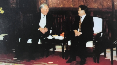 Hai nguyên Chủ tịch nước Trần Đức Lương và Lê Đức Anh tại Phủ Chủ tịch, năm 2004 (Ảnh trong cuốn sách Đại tướng Lê Đức Anh)