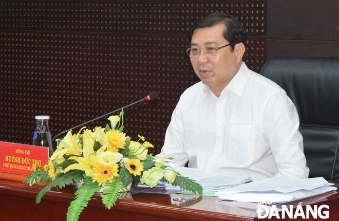 Chủ tịch UBND thành phố Huỳnh Đức Thơ chủ trì cuộc họp thường kỳ thông qua các tờ trình và chủ trương, chính sách.                            Ảnh: HOÀNG HIỆP