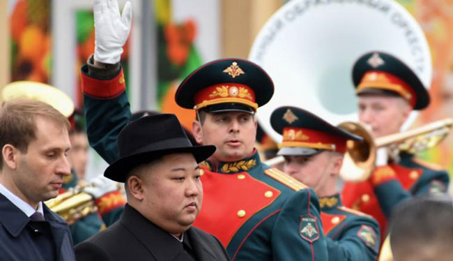 Ông Kim Jong-un (thứ hai, từ trái sang) đến nhà ga ở thành phố Vladivostok, vùng Viễn Đông của Nga. 							Ảnh: CNN