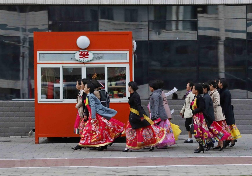Người dân Triều Tiên mặc trang phục truyền thống.(Ảnh: Phương Hoa/TTXVN)