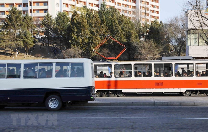 Ôtô điện là phương tiện giao thông công cộng phổ biển ở Bình Nhưỡng. (Ảnh: Phương Hoa/TTXVN)