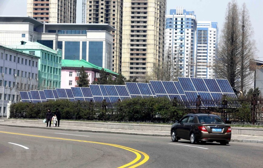 Pin năng lượng mặt trời được sử dụng ở nhiều nơi tại Thủ đô Bình Nhưỡng. (Ảnh: Phương Hoa/TTXVN)