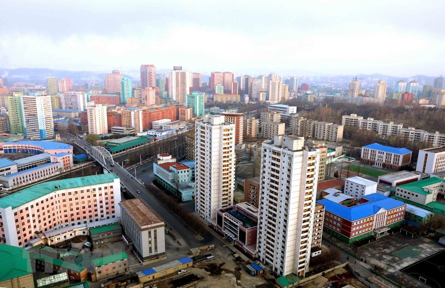 Nhiều chung cư cao tầng được xây dựng phục vụ chỗ ở cho người dân ở Thủ đô Bình Nhưỡng. (Ảnh: Phương Hoa/TTXVN)