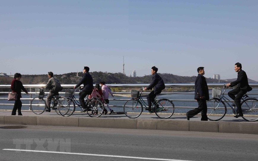 Ngoài phương tiện giao thông công cộng, người dân Bình Nhưỡng thường xuyên sử dụng xe đạp. (Ảnh: Phương Hoa/TTXVN)