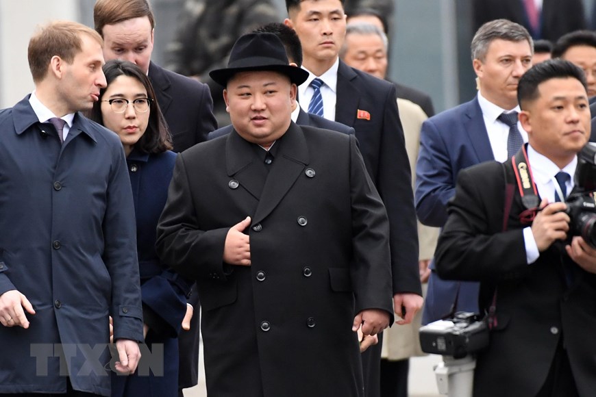 Nhà lãnh đạo Triều Tiên Kim Jong-un (giữa) tới nhà ga ở thành phố Vladivostok, Nga, ngày 24-4-2019. (Ảnh: AFP/TTXVN)