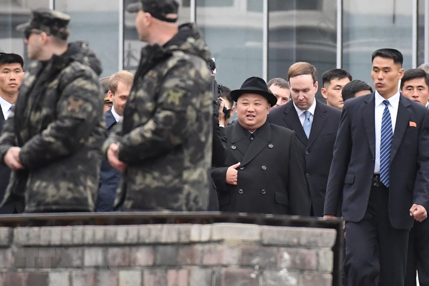 Nhà lãnh đạo Triều Tiên Kim Jong-un (giữa) tới nhà ga ở thành phố Vladivostok, Nga, ngày 24-4-2019. (Ảnh: AFP/TTXVN)