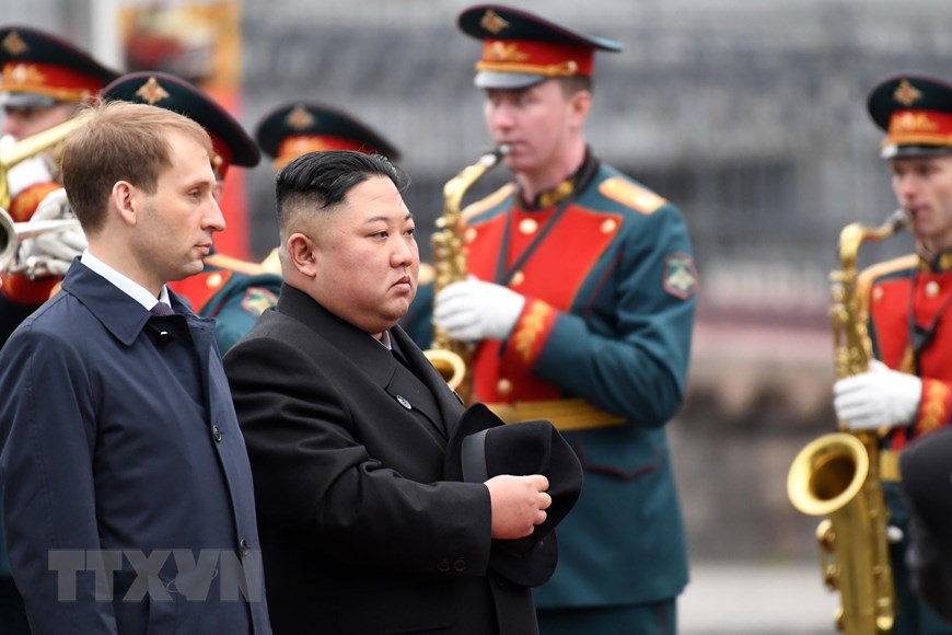 Nhà lãnh đạo Triều Tiên Kim Jong-un (giữa) tại lễ đón ở nhà ga thành phố Vladivostok, Nga, ngày 24-4-2019. (Ảnh: AFP/ TTXVN)