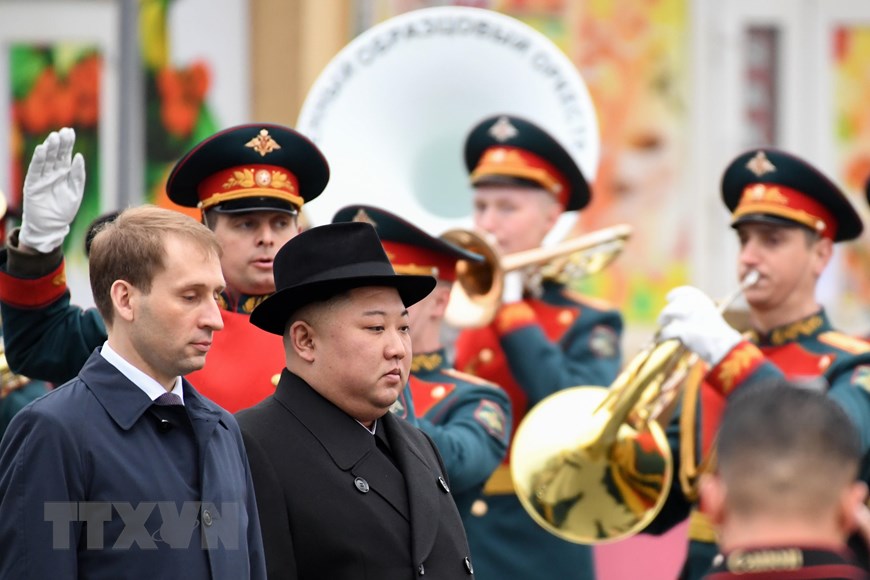 Nhà lãnh đạo Triều Tiên Kim Jong-un (giữa) tại lễ đón ở nhà ga thành phố Vladivostok, Nga, ngày 24-4-2019. (Ảnh: AFP/TTXVN)