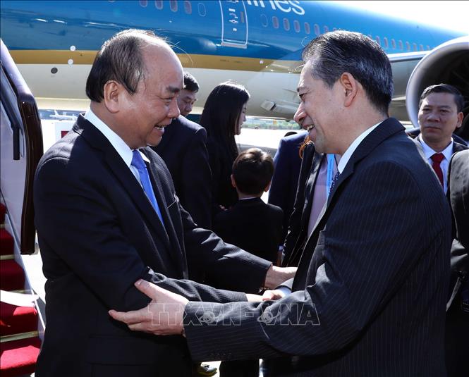 Đại sứ Trung Quốc tại Việt Nam Hùng Ba đón Thủ tướng Nguyễn Xuân Phúc tại sân bay quốc tế Bắc Kinh. Ảnh: Thống Nhất /TTXVN