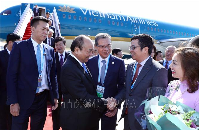 Đại sứ Đặng Minh Khôi và cán bộ, nhân viên Đại sứ quán Việt Nam tại Trung Quốc đón Thủ tướng Nguyễn Xuân Phúc ở sân bay quốc tế Bắc Kinh. Ảnh: Thống Nhất/TTXVN