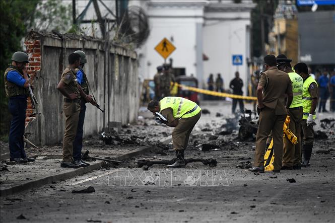 Lực lượng an ninh Sri Lanka điều tra tại hiện trường vụ nổ ở Colombo ngày 22-4-2019. Ảnh: AFP/TTXVN