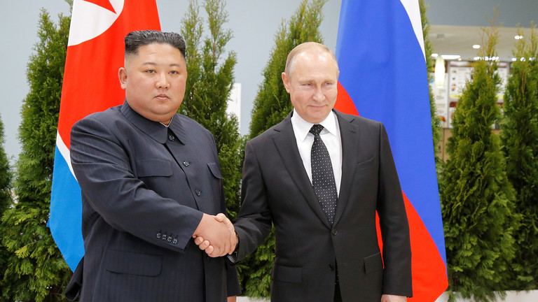 Chủ tịch Triều Tiên Kim Jong-un và Tổng thống Nga Vladimir Putin bắt tay tại sảnh Đại học Liên bang Viễn Đông. Ảnh: Reuters