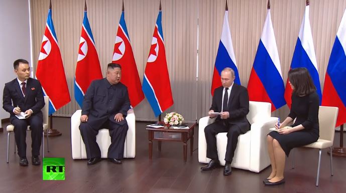 Chủ tịch Kim Jong-un và Tổng thống Vladimir Putin trả lời họp báo chung. Ảnh: RT