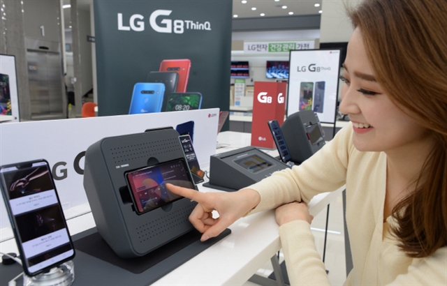 A customer looks at LG Electronics Inc.’s G8 ThinQ smartphone in Seoul.  (Photo of LG Electronics)