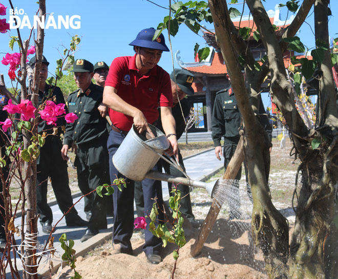 Phó Chủ tịch UBND thành phố Đà Nẵng Trần Văn Miên trồng cây trên đảo Song Tử Tây.