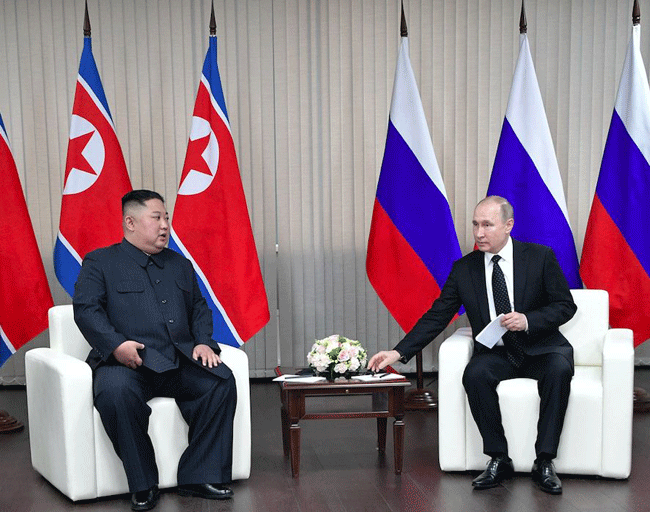 Nhà lãnh đạo Kim Jong-un (trái) và Tổng thống Vladimir Putin bàn về giải pháp hòa bình và vấn đề hạt nhân trên bán đảo Triều Tiên. Ảnh: AP