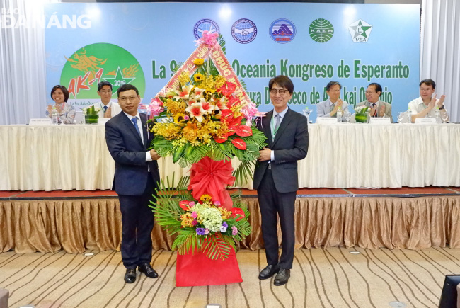 Phó Chủ tịch UBND thành phố Đà Nẵng Hồ Kỳ Minh tặng hoa chúc mừng đại hội cho GS So Jinsu, Chủ tịch Ủy ban phong trào Quốc tế ngữ châu Á - châu Đại Dương.
