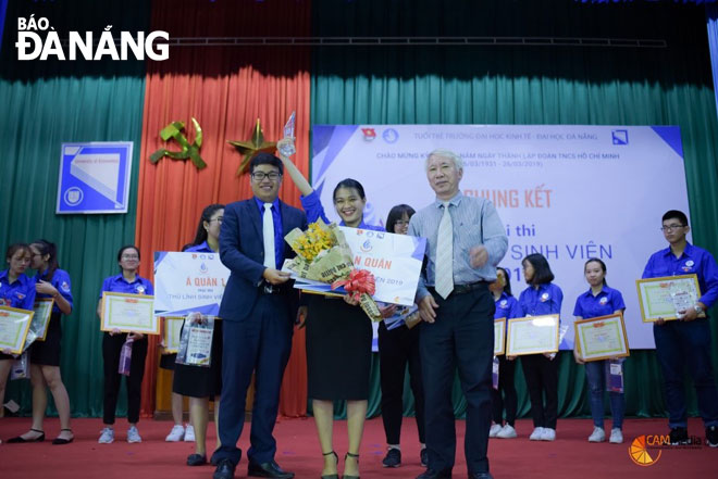 Minh Tiên xuất sắc đạt ngôi vị quán quân cuộc thi Thủ lĩnh sinh viên 2019 của Đoàn Trường ĐH Kinh tế. Ảnh: THIÊN LAM
