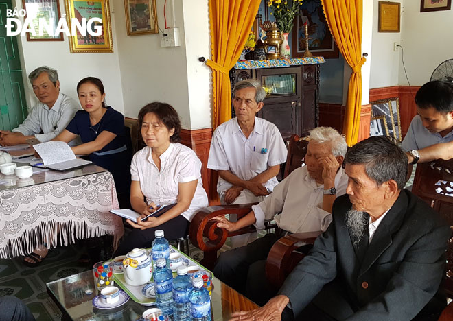 Ông Nguyễn Văn Mính (bìa phải) kể nhiều chuyện xưa kháng chiến tại buổi gặp gỡ cơ sở cách mạng do Ban Tuyên giáo Huyện ủy Hòa Vang tổ chức tại Bắc An vào cuối tháng 4-2018. Ảnh: VIÊN PHÚC QUÂN