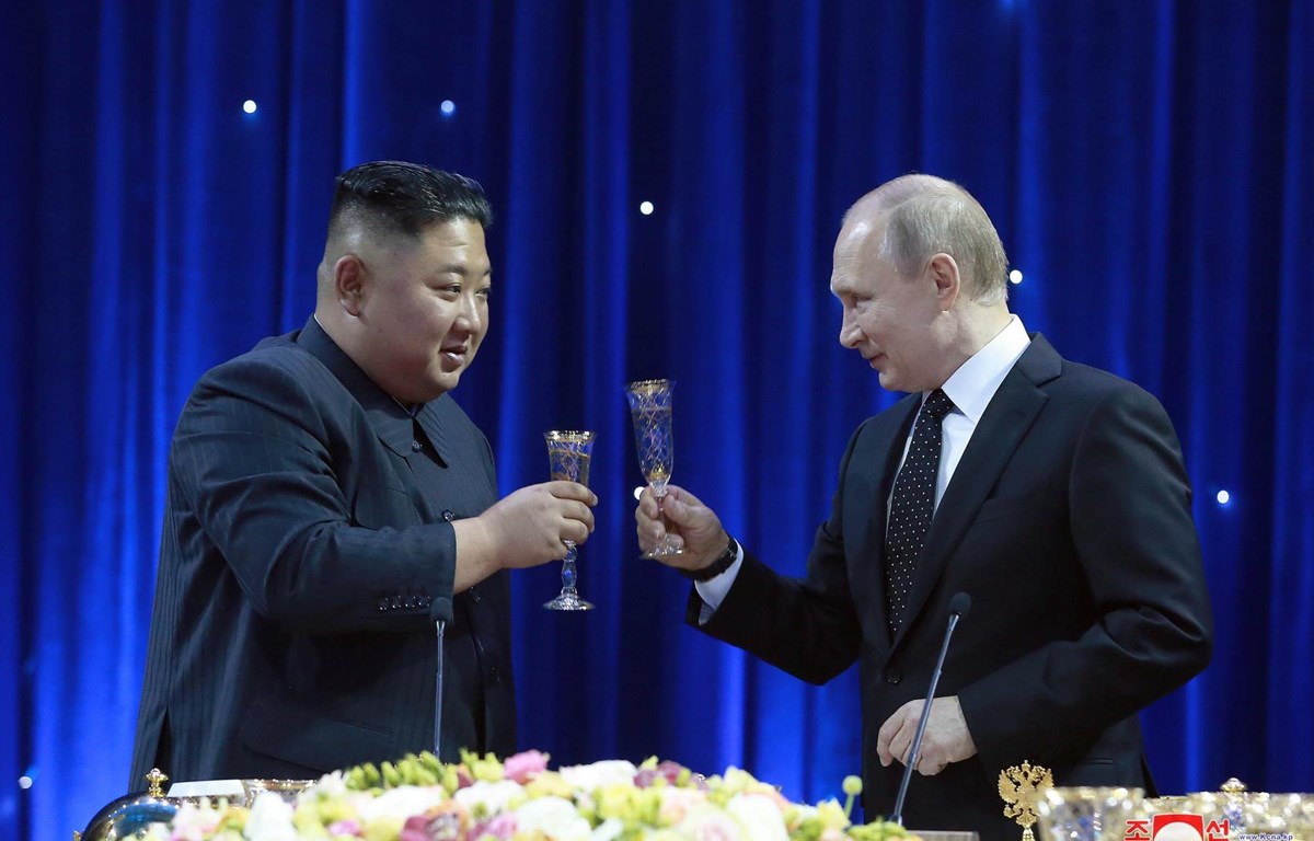 Nhà lãnh đạo Triều Tiên Kim Jong-un và Tổng thống Nga Vladimir Putin trong bữa tiệc tối sau Hội nghị thượng đỉnh Nga-Triều. (Ảnh: Yonhap/TTXVN)