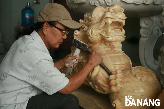 Nghệ nhân Ưu tú Nguyễn Việt Minh, một trong những nghệ nhân cao niên luôn quan tâm đến việc truyền nghề cho lớp trẻ.                   Ảnh: V.T.L