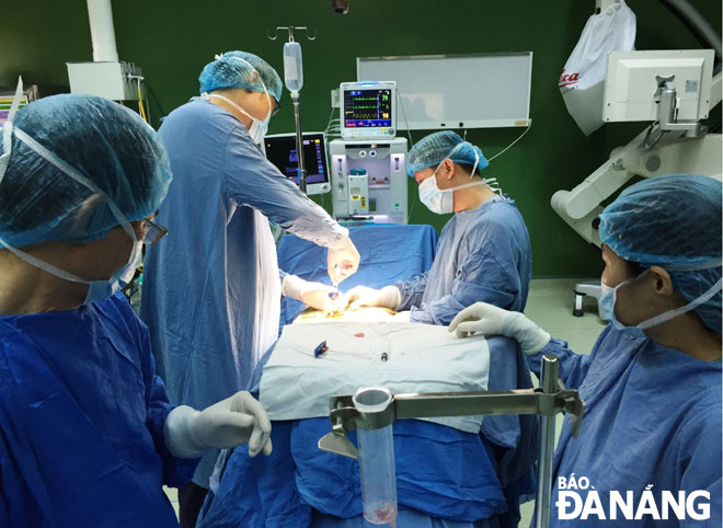 Các bác sĩ Bệnh viện Đà Nẵng phối hợp với Bệnh viện Kitano, Trung tâm nghiên cứu TRI (Kobe, Nhật Bản) thực hiện cấy ghép tế bào gốc. Đây là phương pháp mới được đánh giá hiệu quả trong điều trị chấn thương tủy sống ở Việt Nam và trên thế giới.      Ảnh: PHAN CHUNG