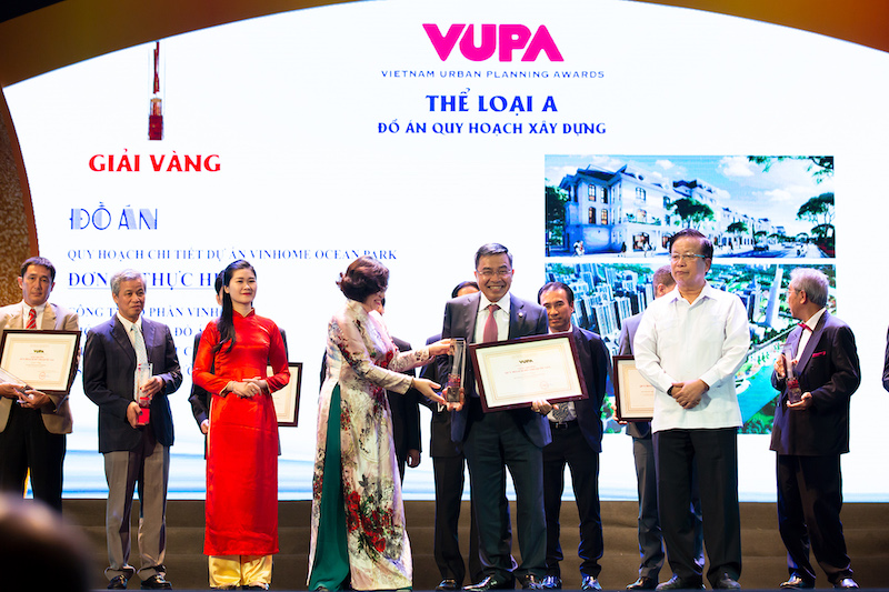 Ông Phạm Thiếu Hoa – Phó TGĐ Vinhomes đại diện Công ty CP Vinhomes nhận 2 giải thưởng Quy hoạch đô thị quốc gia hạng mục A&C.