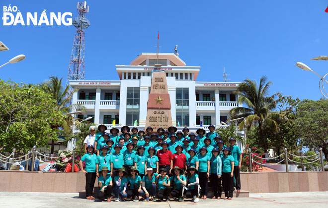 The delegation of Da Nang visitors taking a souvenir photo on the Song Tu Tay Island 