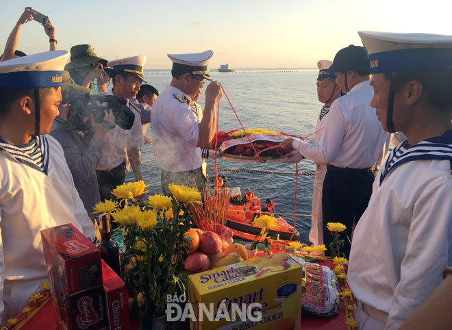 A ceremony to commemorate the fallen soldiers in the Truong Sa (Spratly) archipelago  