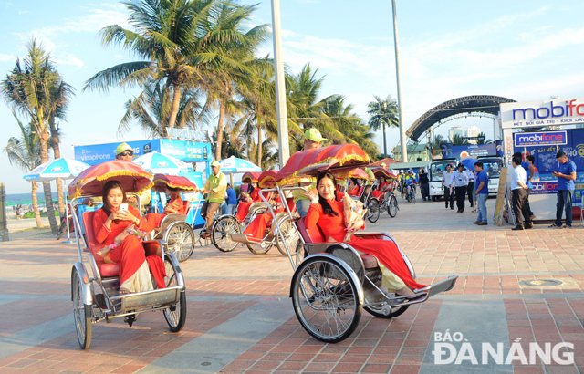 Diễu hành bằng xe xích lô, khuyến khích du khách sử dụng những phương tiện thân thiện với môi trường