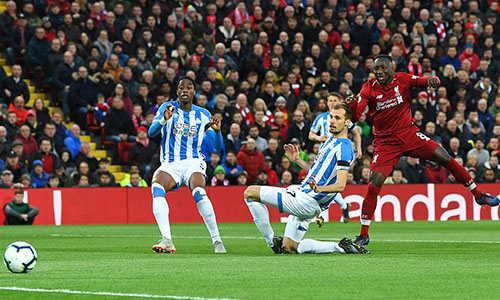 Naby Keita ghi bàn ngay giây thứ 43 cho chủ nhà Liverpool. Ảnh: EPA.