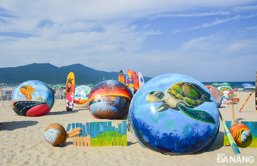 The event features the beauty of landscape and people of Da Nang through painted coracles and surfboards. 