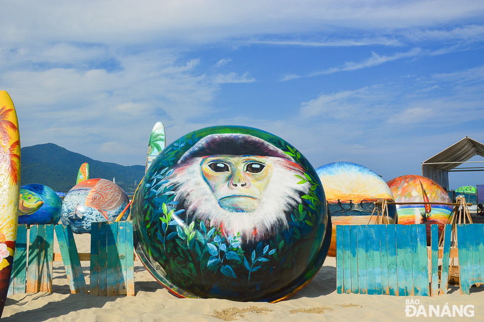 A coracle showcasing the sepcial beauty of the red-shanked douc langurs on the Son Tra Peninsula