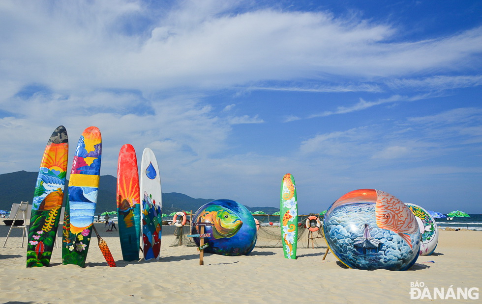 The vibrant colours of the painted coracles combined with the blue of the sky and the sea together create a lively space for the Da Nang beach.