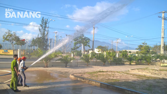 Phòng Cảnh sát PCCC&CNCH, Công an thành phố kiểm tra hệ thống vòi phun nước tại Khu công nghiệp Hòa Khánh