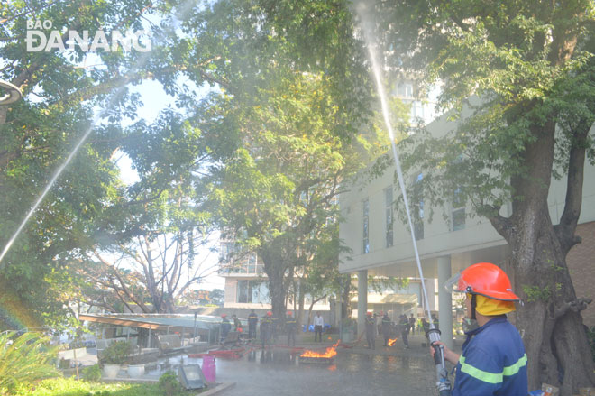 Diễn tập chữa cháy và cứu nạn cứu hộ tại Thư viện Khoa học tổng hợp Đà Nẵng
